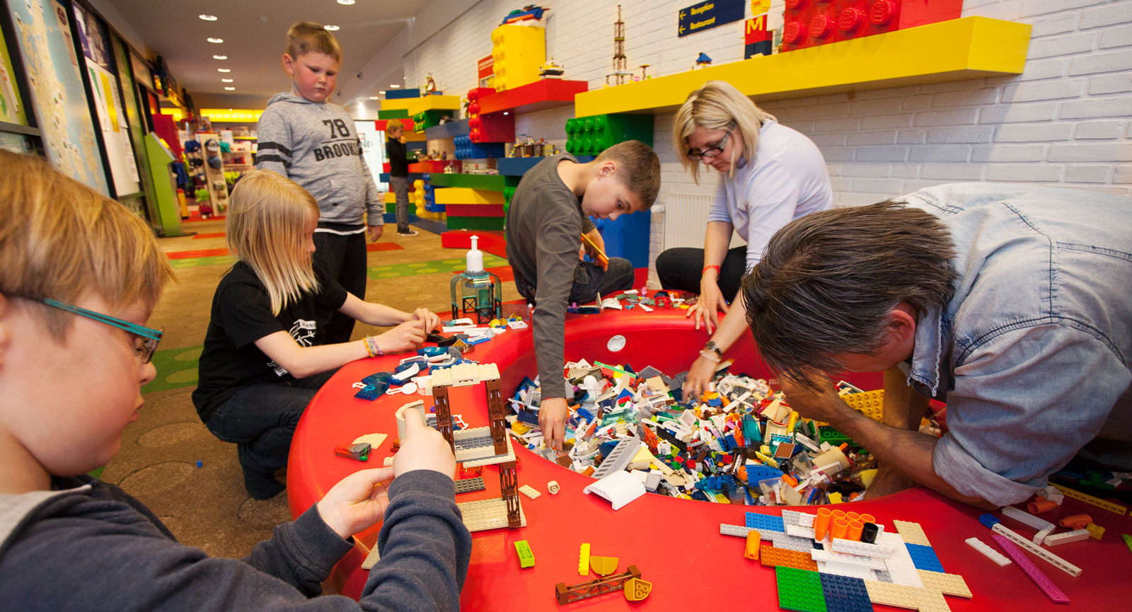 Paus på hotellet för lite eget legobyggande, vilket i sig var lite av en bristvara på Legoland!