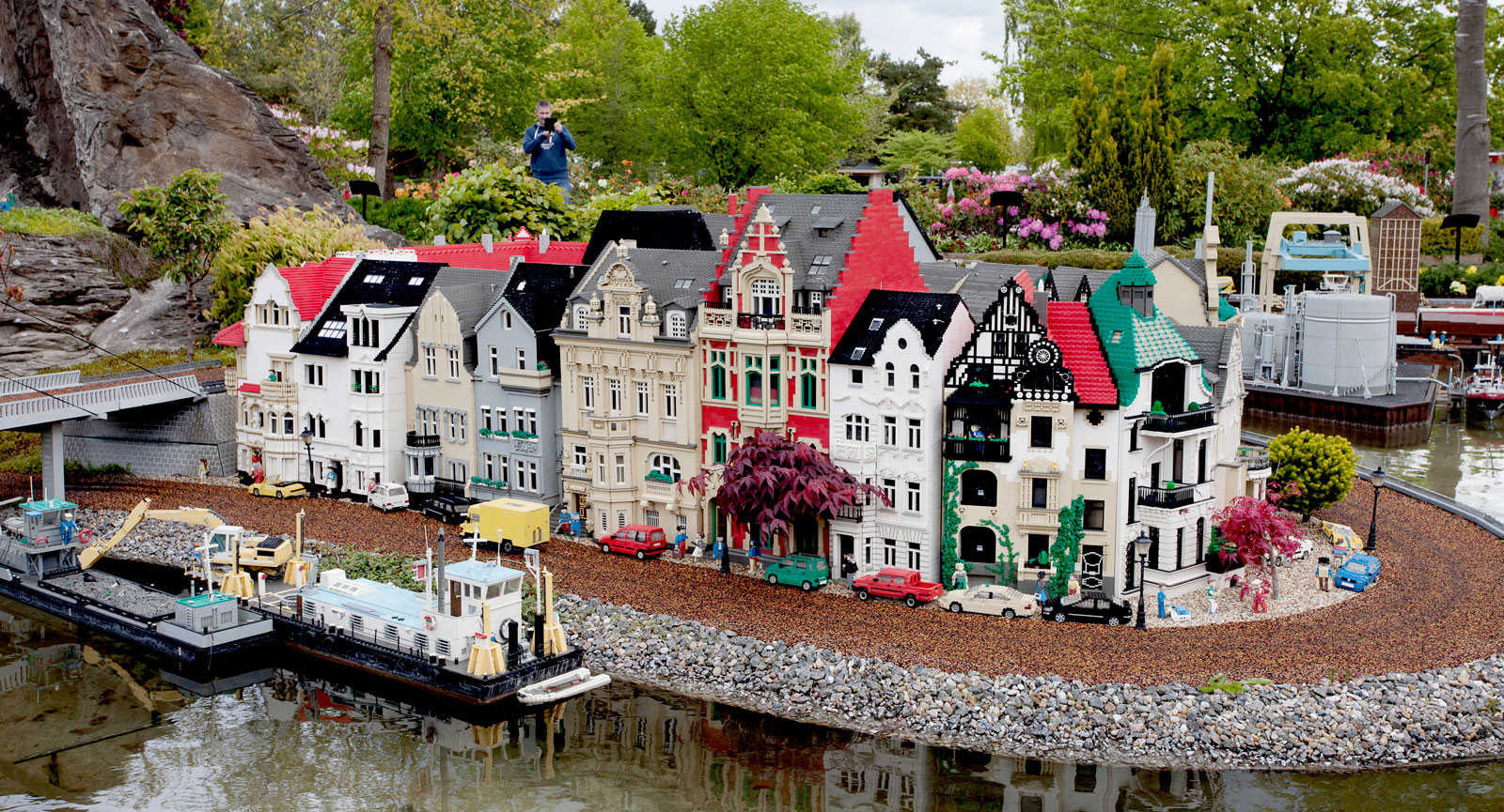 Känd vy över Düsseldorf av alla ställen! Miniland upphör inte att fascinera och detta är en bit av Altstadt, gamla stan, i Düsseldorf. Numera är även Miniland en klassiker på Legoland.