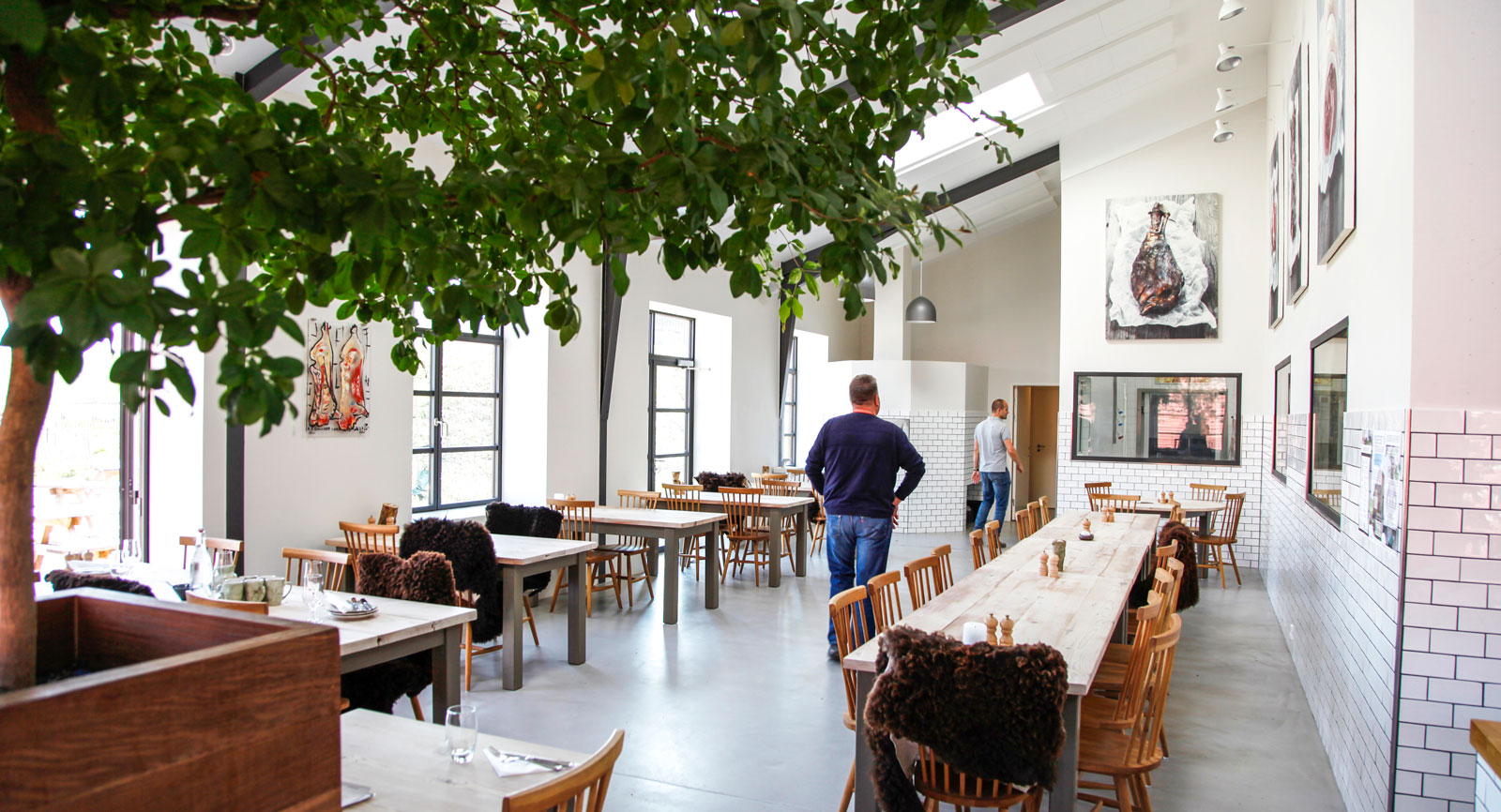 Restaurangen är ljus och sparsmakat inredd.