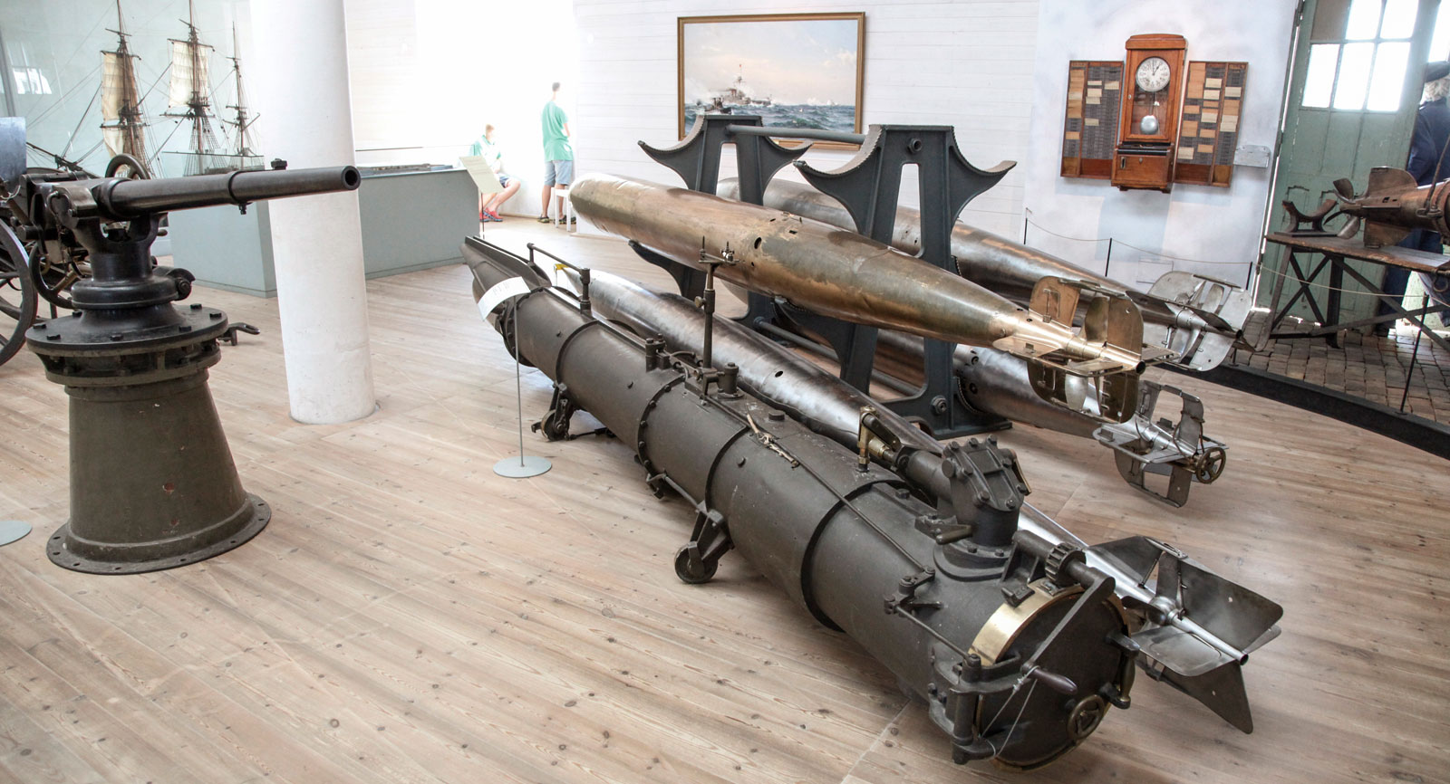 Kanoner, torpeder, missiler. Alla vapenfantaster får sitt lystmäte tillgodosett. Finns även en avdelning med dåtida handeldsvapen.