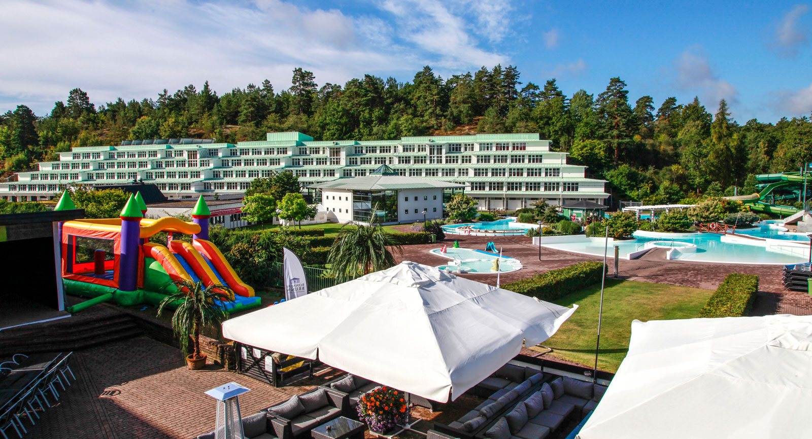 Ronneby Brunn har stort vattenland och inomhus finns ett spa.