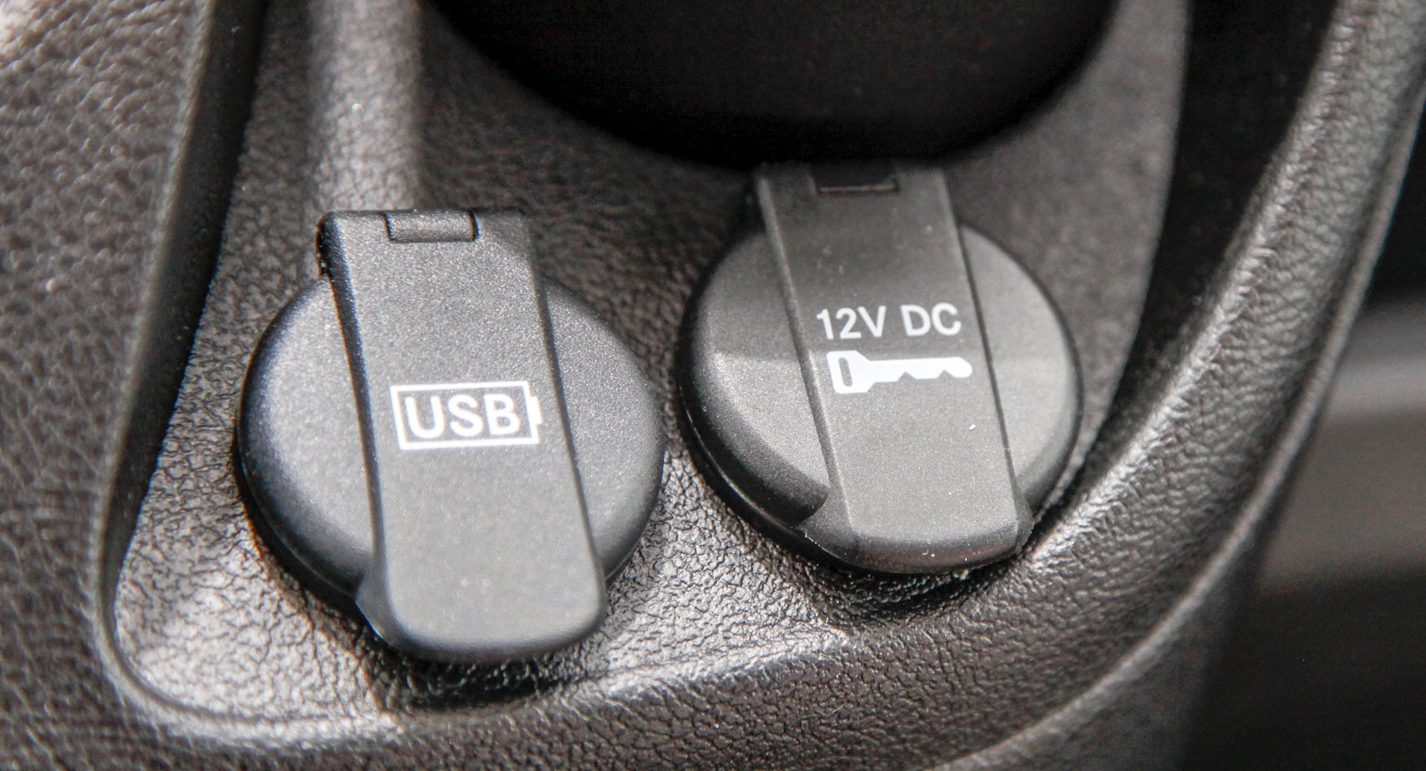 Två USB-uttag hittar vi liksom flera 230-voltsuttag som exempelvis i köket och sovrummet.