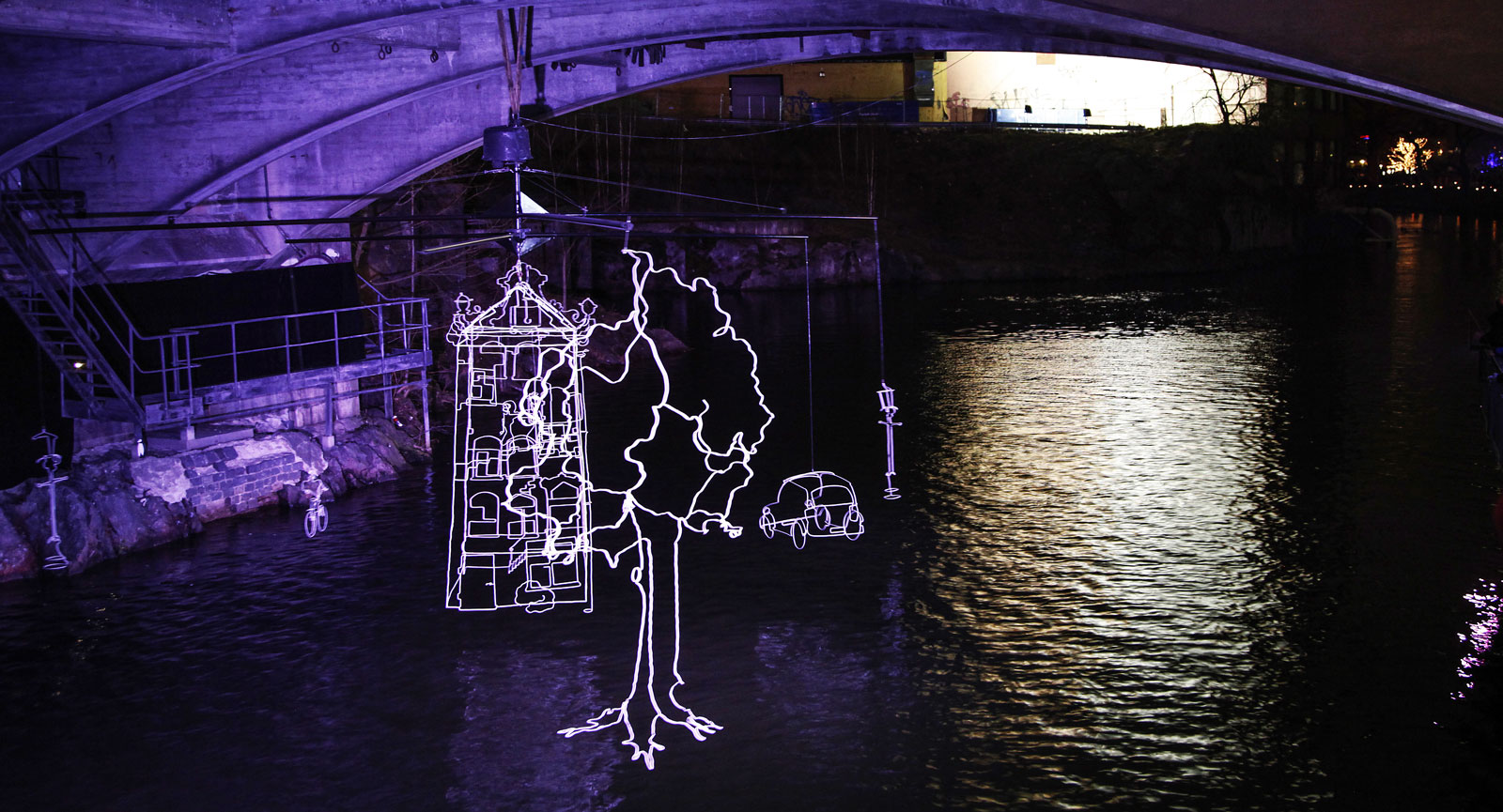 Under Järnbron finns denna installation som är den enda rörliga.