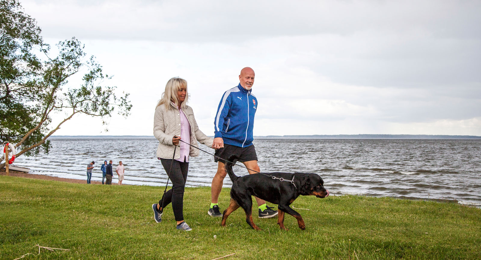 Sandvik Camping ligger precis vid sjön Roxens strand, perfekt för sköna kvällspromenader.