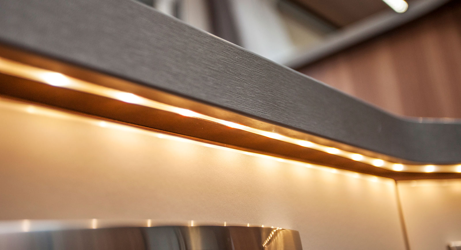 Läcker LED-belysning under köksbänken.