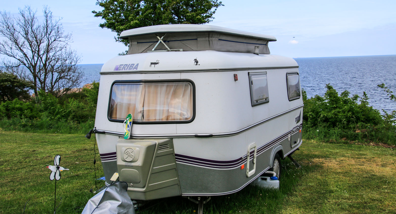 En klassisk Eriba med höjbart tak njuter av strandtomt och vacker havsutsikt.