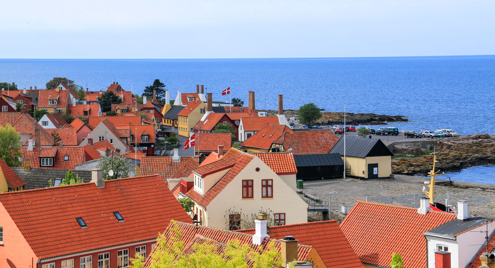 Gudhjem är en idyll, i synnerhet om kvällen. Passa på att besöka restaurang Provianten nere i hamnen, och njut av smörrebröd och äppelmust.