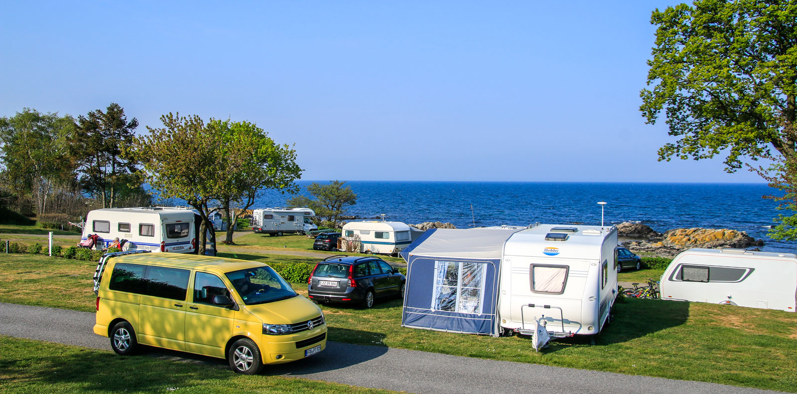 Campingplatserna på ön ligger mestadels strandnära, och med gott om gröna ytor.