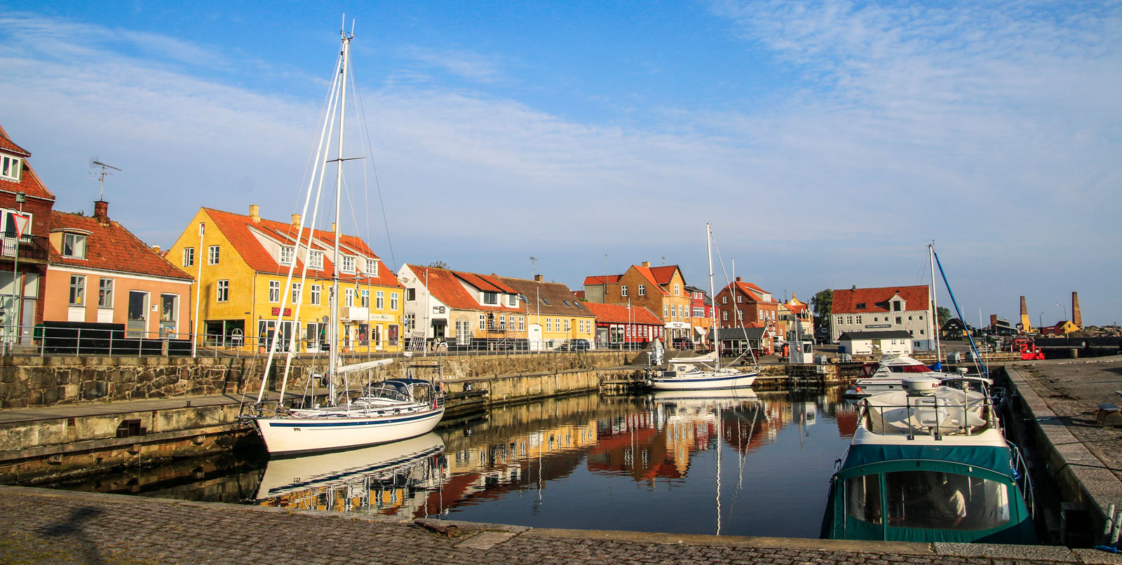 Allinge är ett gammalt fiskeläge som lockar många turister under sommaren. Passa på att strosa längs hamnen under besöket.
