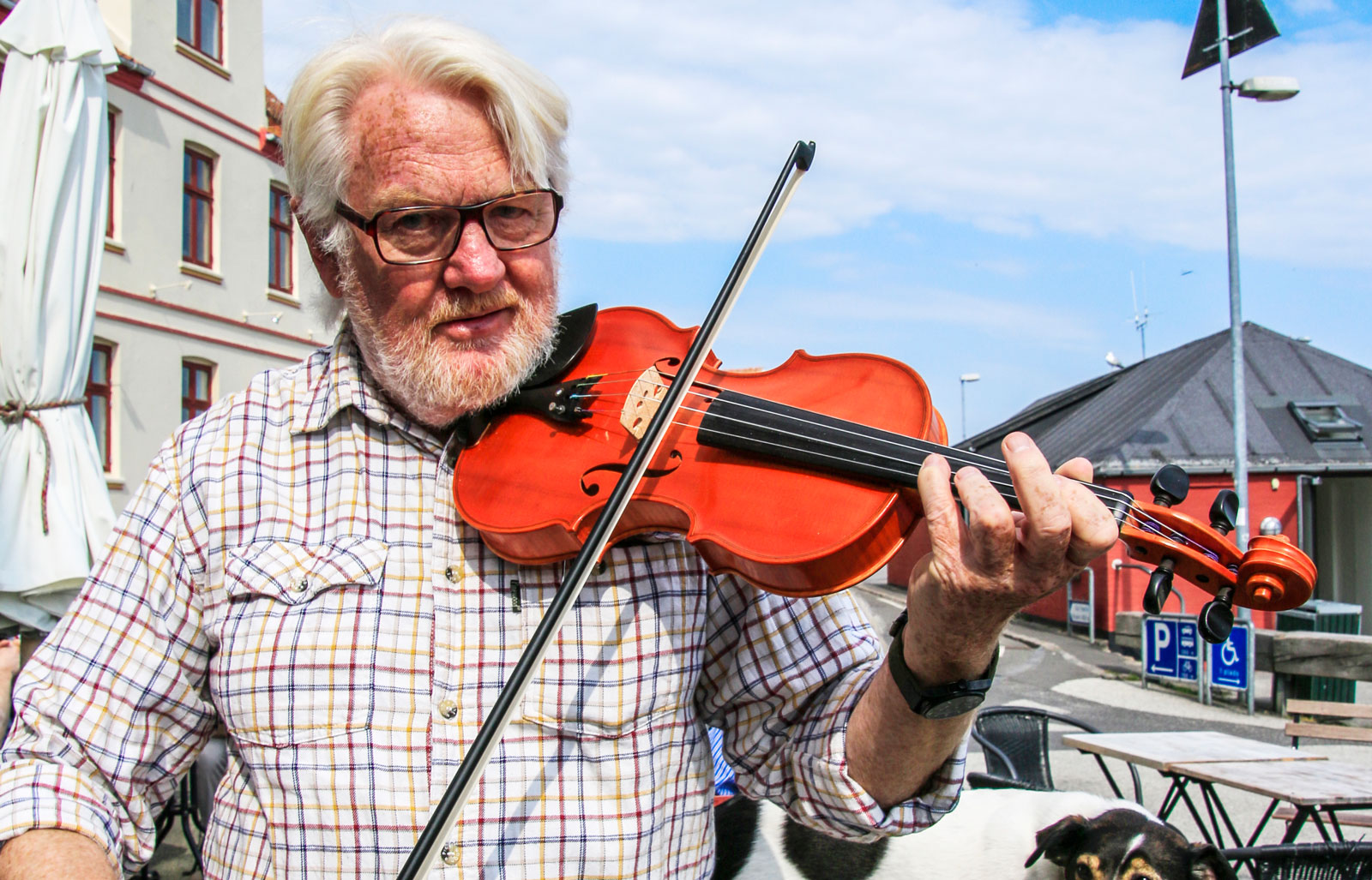 Jens Riis svarar för musiken vid morgonkonserterna i Gudhjem. Och hunden Pjok är alltid med.