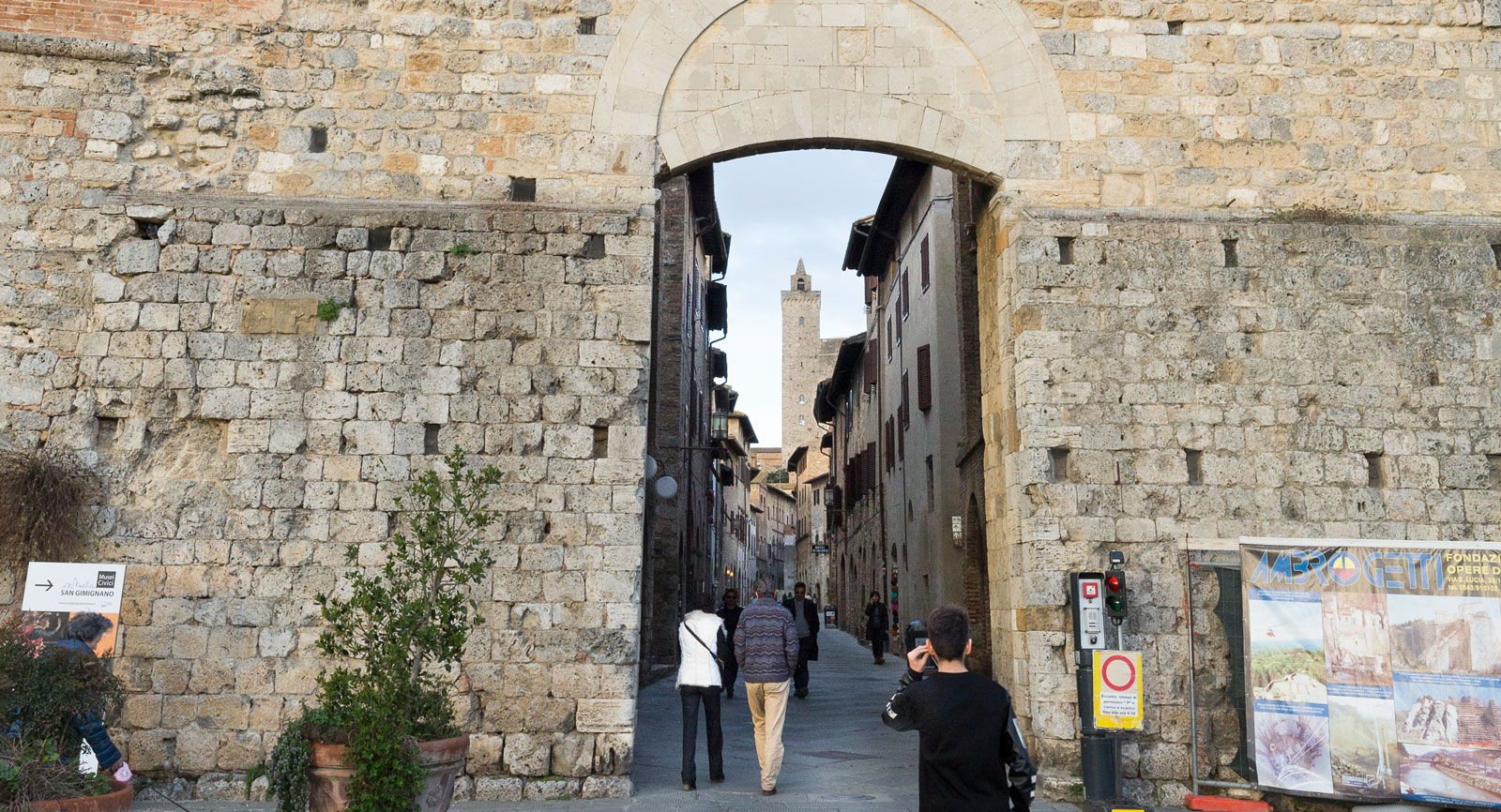 En av stadsportarna som leder in till världsarvet i Toscana.