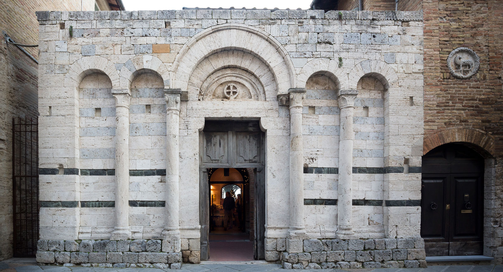 Fasaderna har olika stil i San Gimignano. Köp en guidebok!