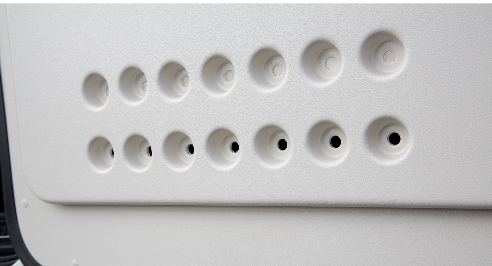 Ventilationshål i dörren eller myggnät när den står öppen är bra men nog hade det varit trevligt med en fönsterglugg.