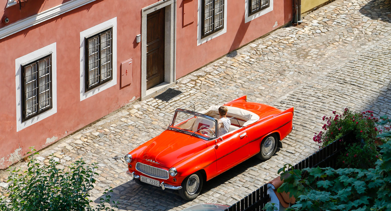 En läckert röd Skoda Felicia cabriolet passar utmärkt i den tjeckiska stadsmiljön. Missa inte UNESCO-staden Cesky Krumlov om du är i Tjeckien!