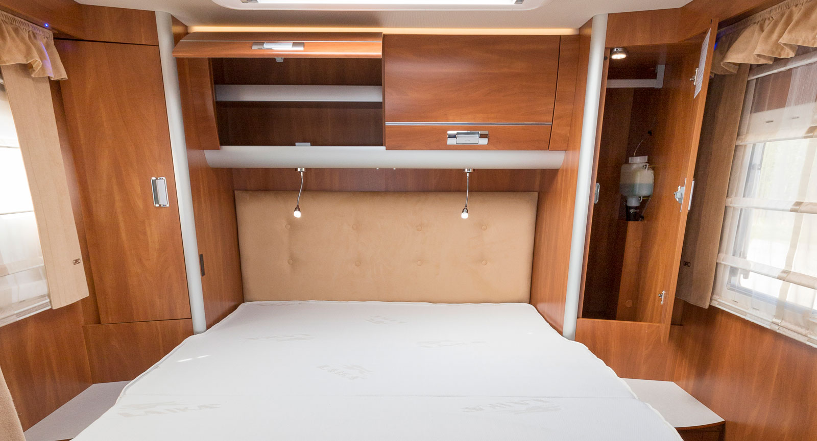 Queenbed för de som gillar att ligga ihop. På mitten är sängen 195 centimeter lång, men den siffran naggas utåt kanterna.