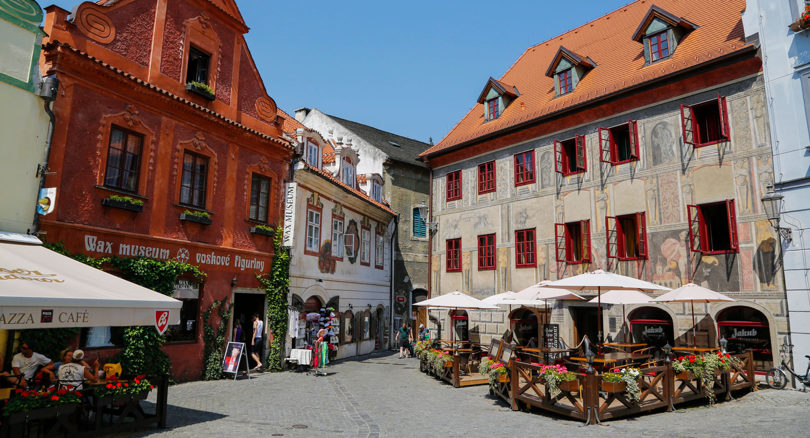 Cesky Krumlov är en av världens vackraste städer. Den är byggd på en halvö som omges av en flod.