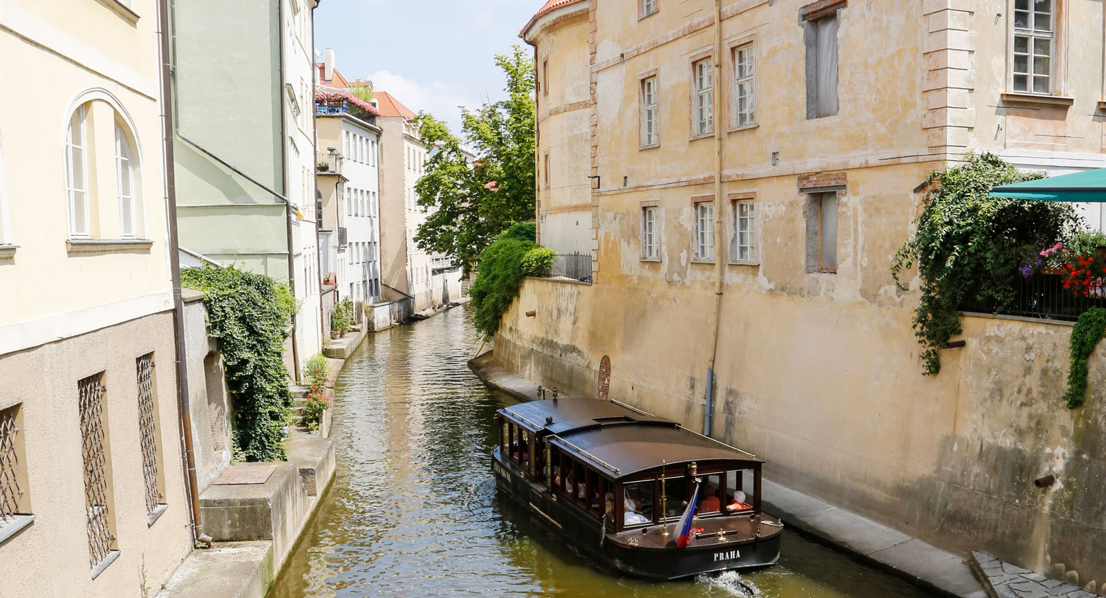 Båtturer är populära bland turisterna i Prag.