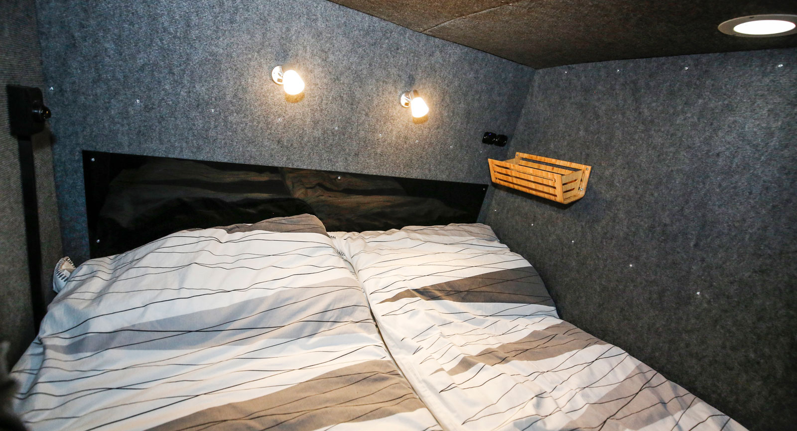Sovdelen längst bak är välisolerad och har både usb-uttag och 12V. All belysning interiört är av LED-typ.
