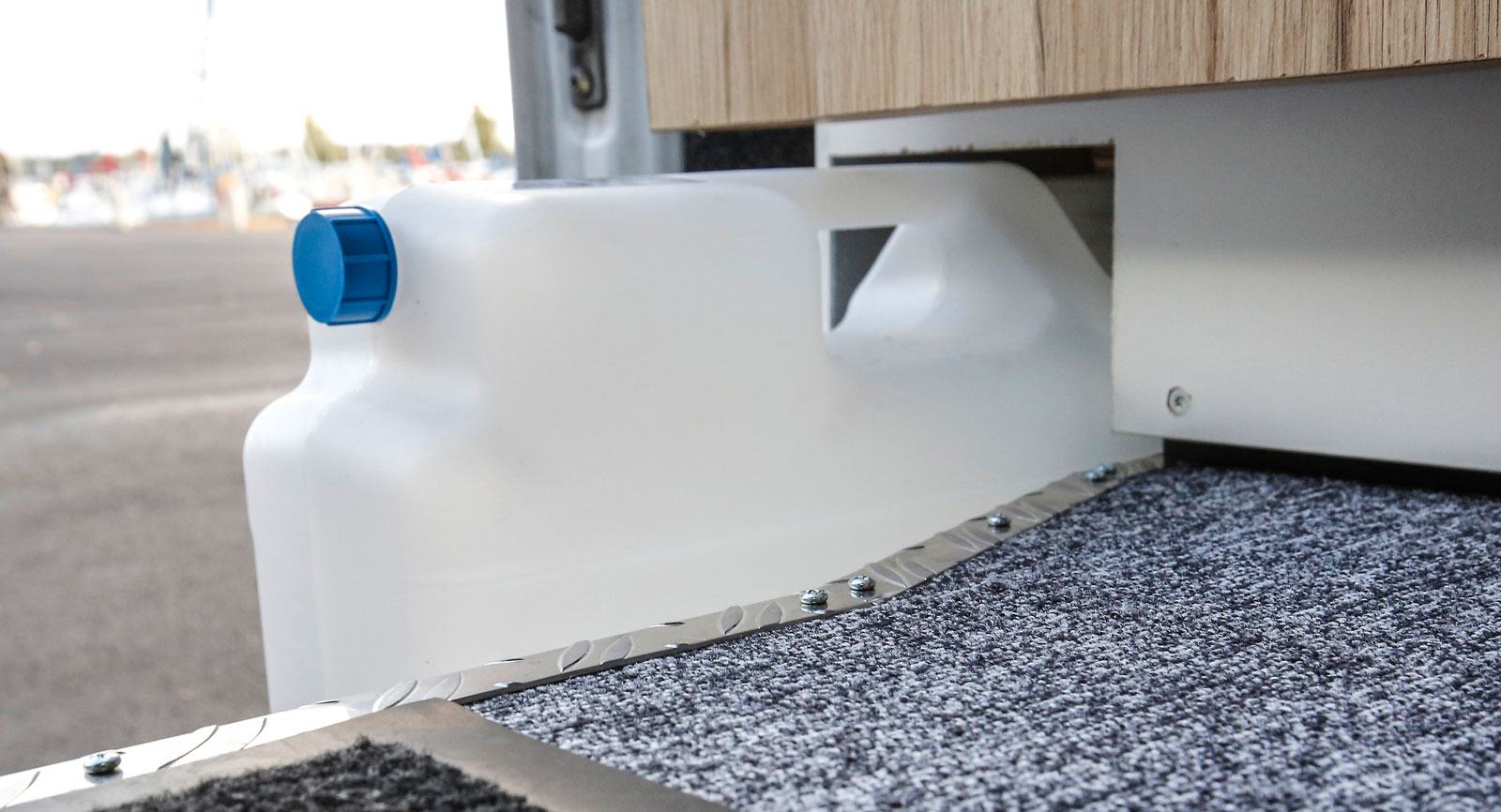 Spillvattnet hamnar i en plastdunk direkt vid skjutdörren och kan enkelt tömmas.