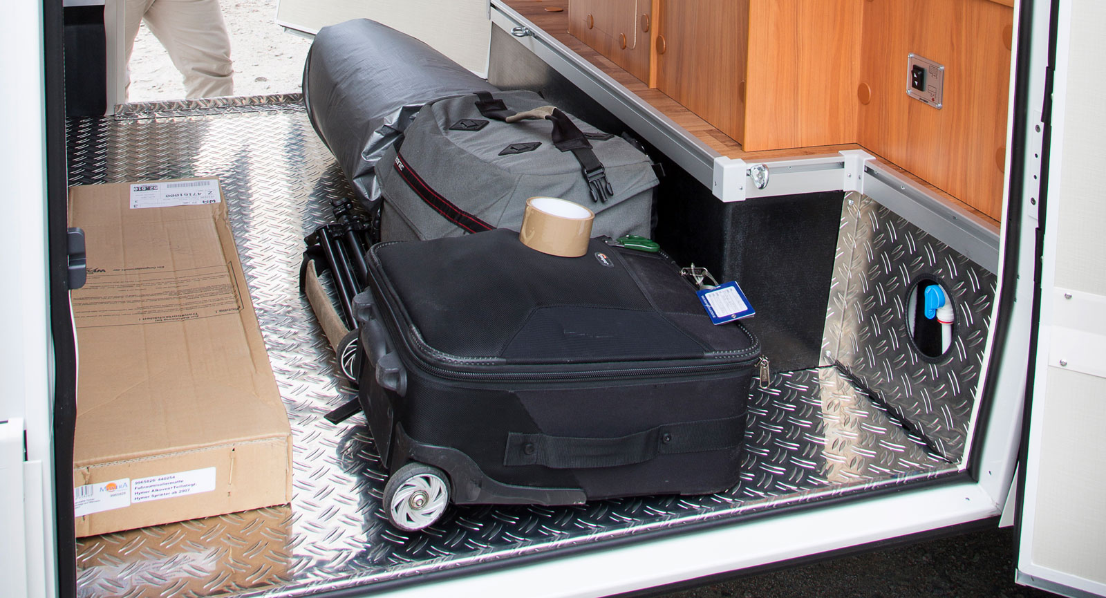 Garaget är väldigt stort i ML-I 580, en moped får ledigt plats. Extra plus för hyllorna.