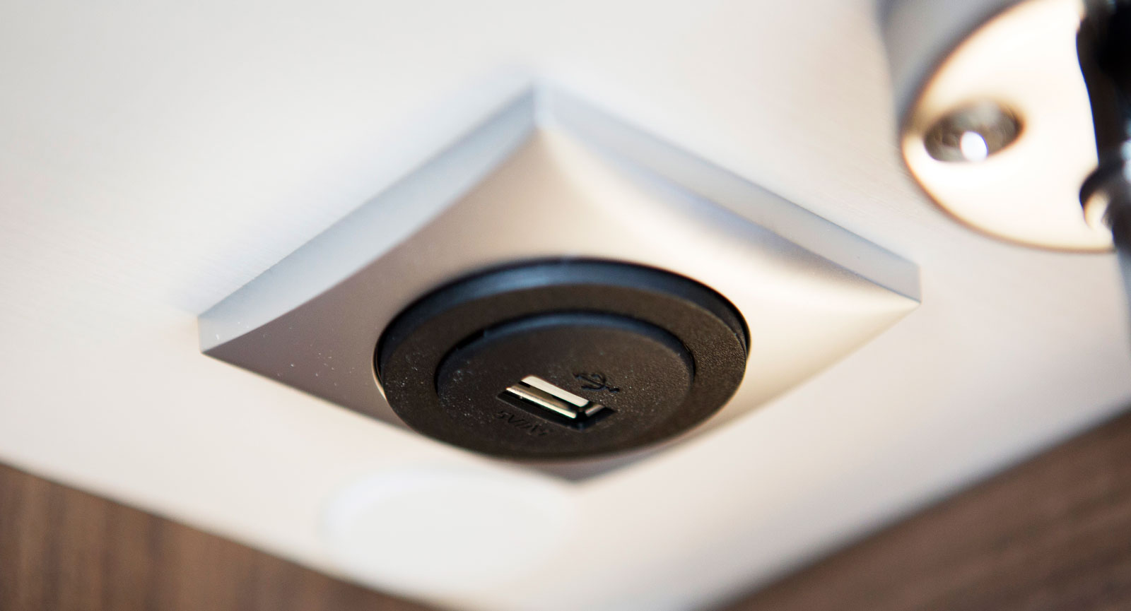 USB-uttag vid sängen, bra!