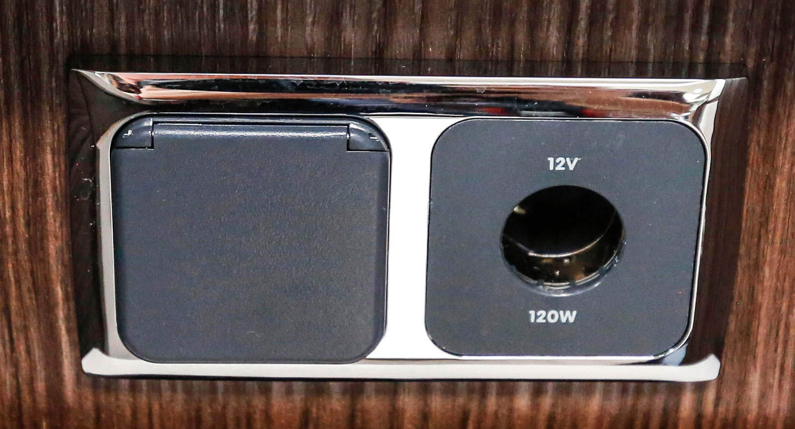 Uttag för både 12-volt och 230 volt under köksbänken.