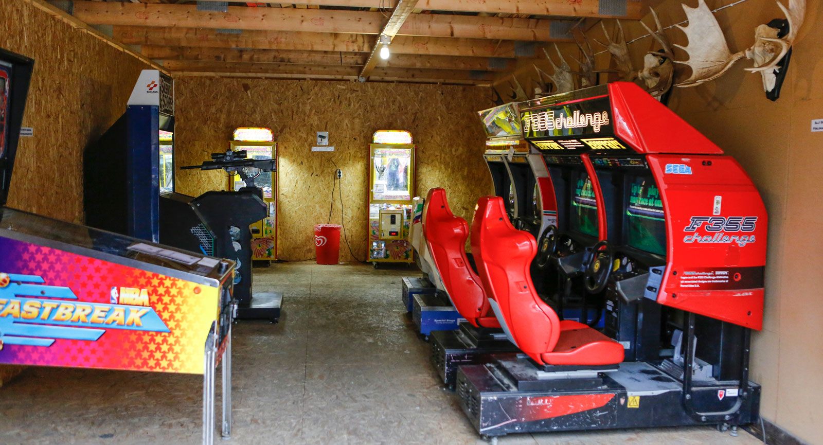 Förutom spelhall finns även ett klubbhus för de yngre camparna.