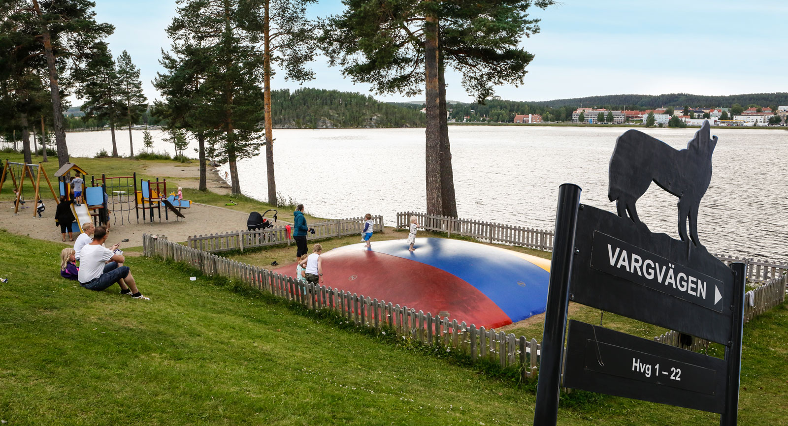 Två av lekplatserna har hoppkuddar och den ena ligger nedanför restaurangen Skogskåtan med utsikt över vattnet. Campinggatorna är döpta efter de lokala djuren som exempelvis Vargvägen, Lovägen, Björnvägen.