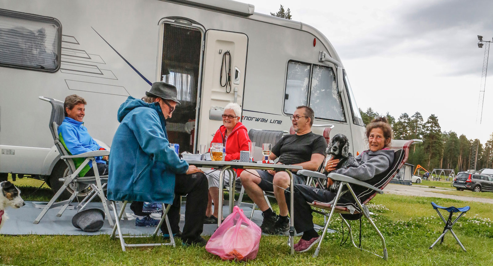 – Det bästa med norra Sverige är alla trevliga människor och sedan gillar vi att ölen är så billig här. Vi har varit flera gånger här på Ansia som är vår favoritcamping. Trevlig personal och rena, fina servicehus, tyckte det här glada husbilsgänget från Bodö i Norge.