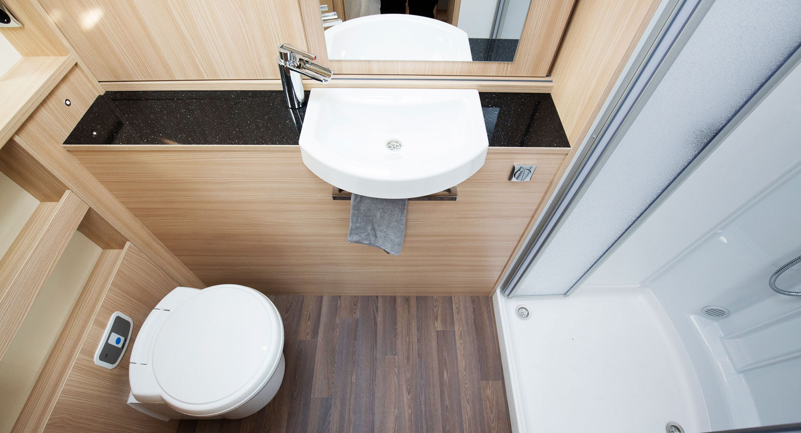 Badrummet är riktigt rymligt och har djupa förvaringskåp som sväljer massor av kläder. Ljust och trevligt med två takluckor. Väl genomtänkt både designmässigt och praktiskt. Bra!