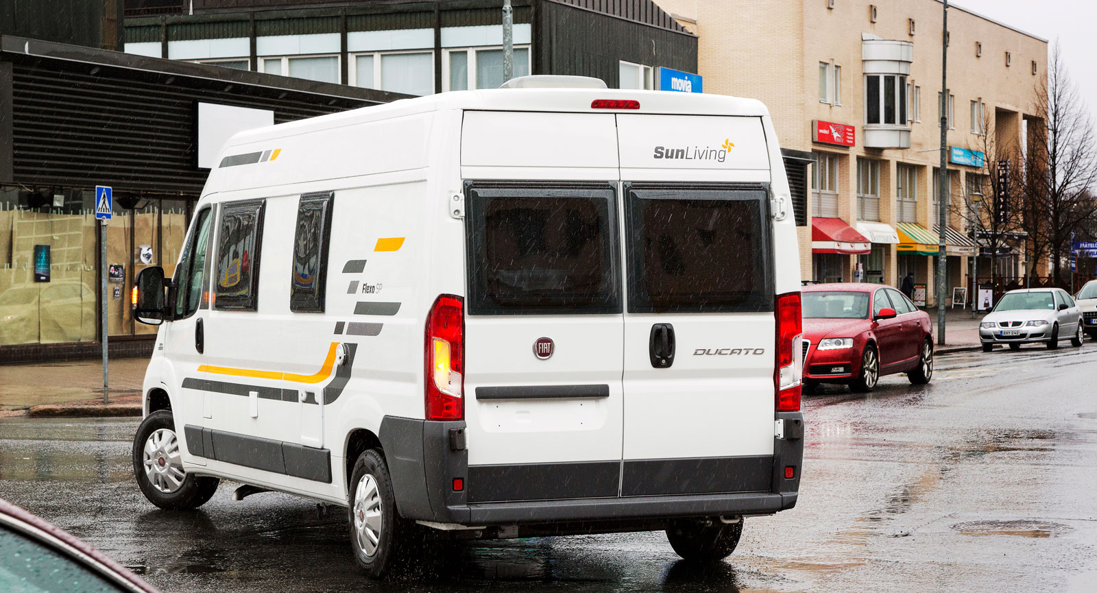 På utsidan är Flexo SP en helt vanlig plåtis med anspråkslösa dekaler som inte väcker uppmärksamhet. Grundfärgalternativen är få; antingen vitt eller metallic silver.