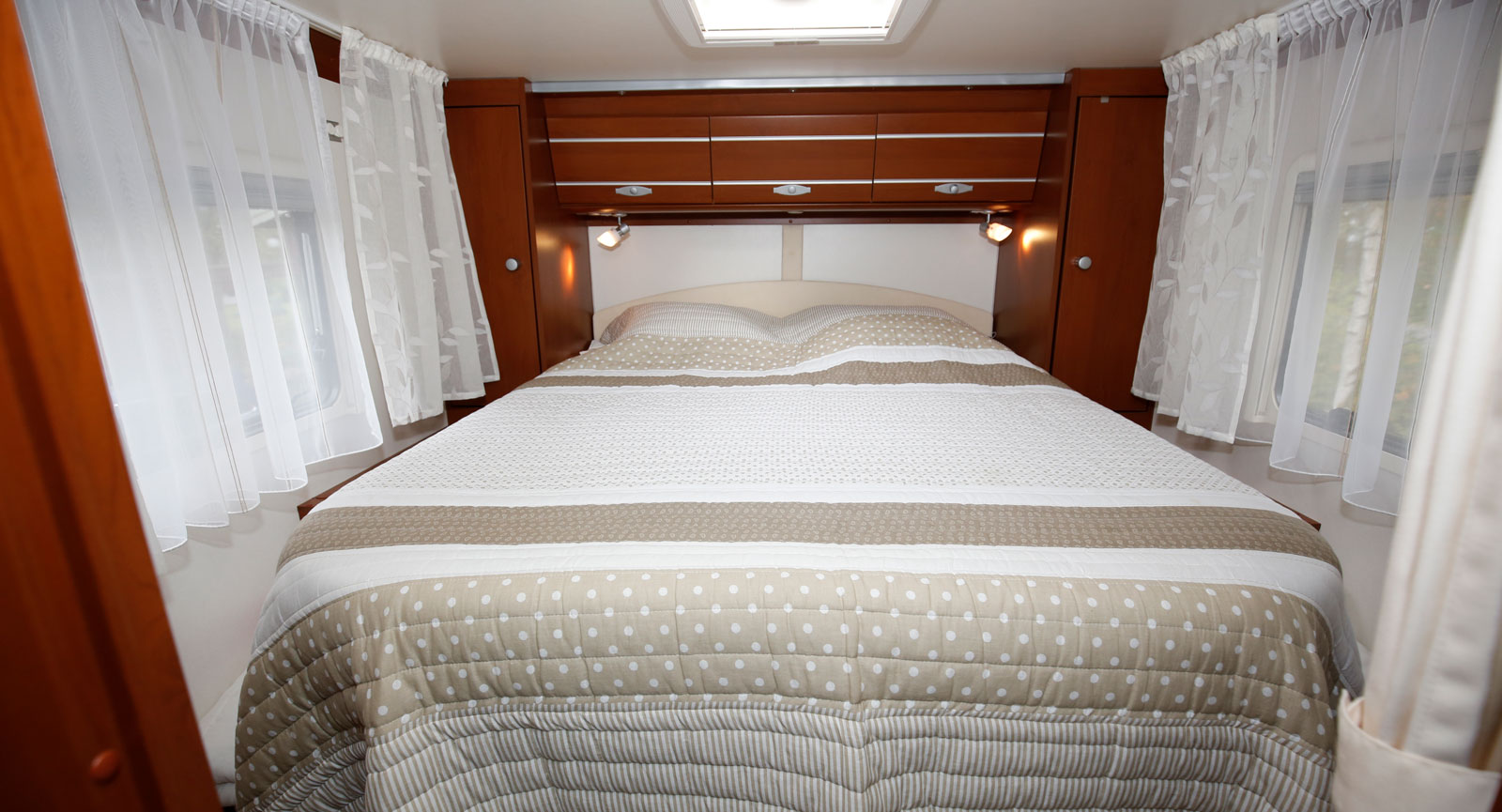 Den mittplacerade dubbelsängen (queenbed) är bekväm men i högsta laget på grund av garaget.