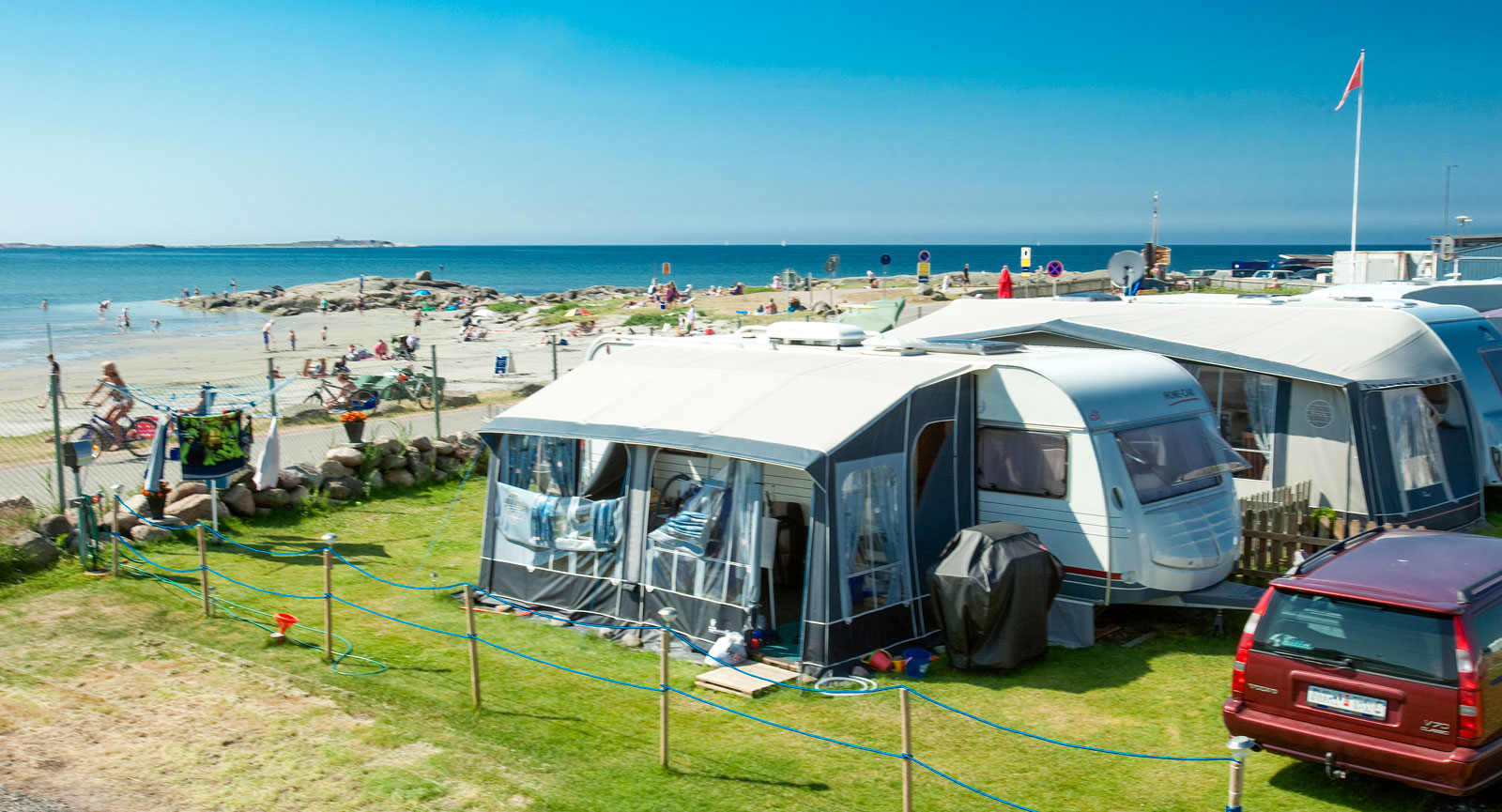 Halland har ett 20-tal campingplatser nära havet, många med cykeluthyrning, restauranger och ett rikt utbud av familjeaktiviteter.