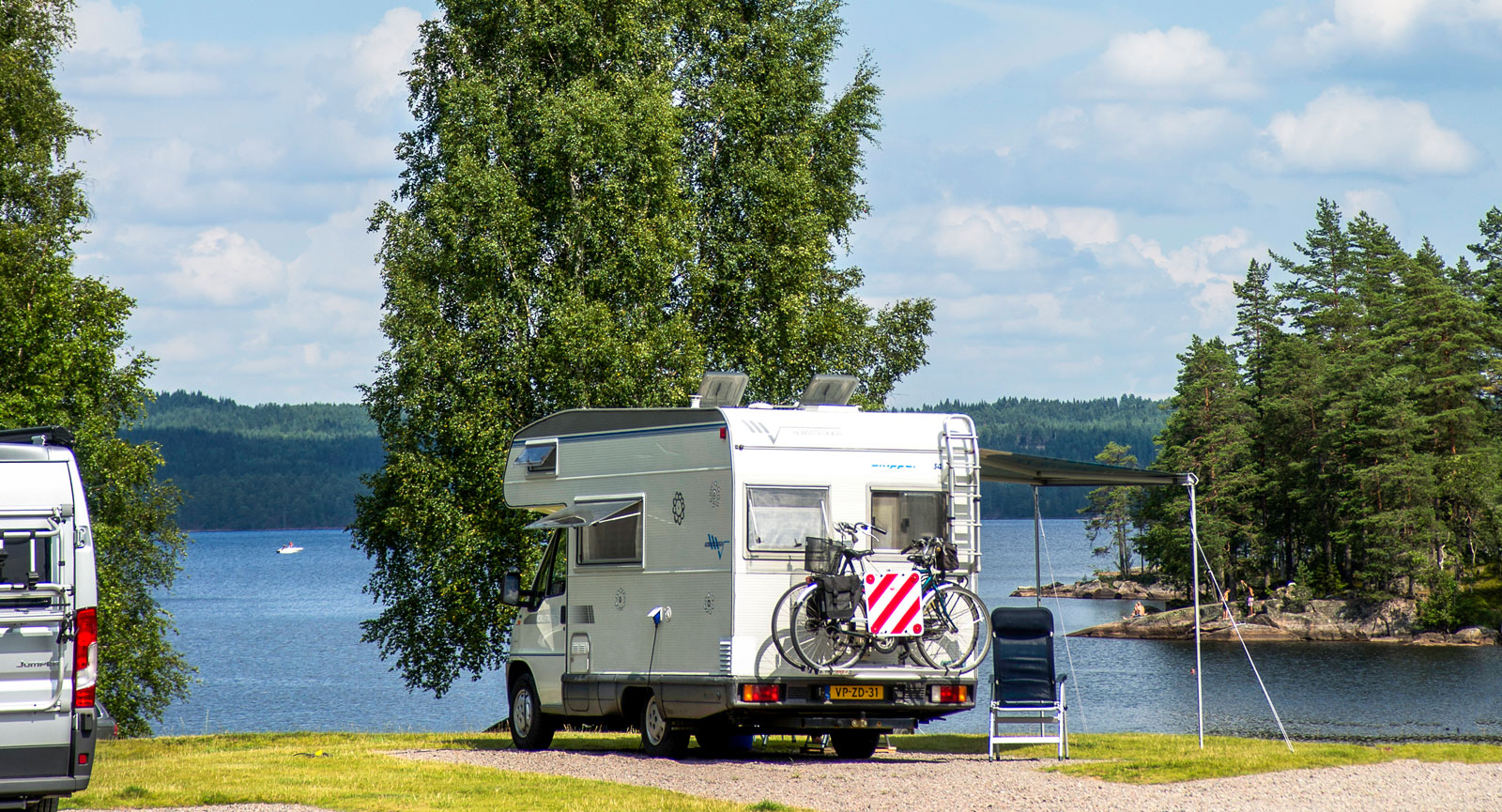 Campingens hundra platser är nästan fullbokade. Vi har tur som får en ruta på sluttningen ovanför badplatsen.