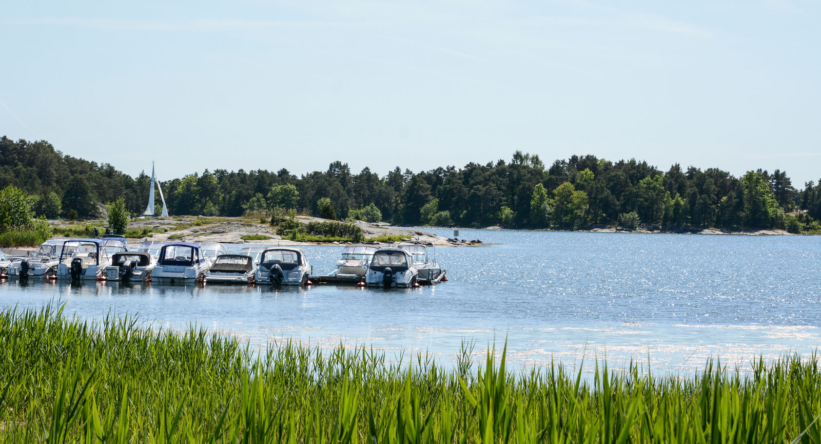 Båtplatserna ligger precis nedanför campingen, där ligger även parets Uttern D55 förtöjd.