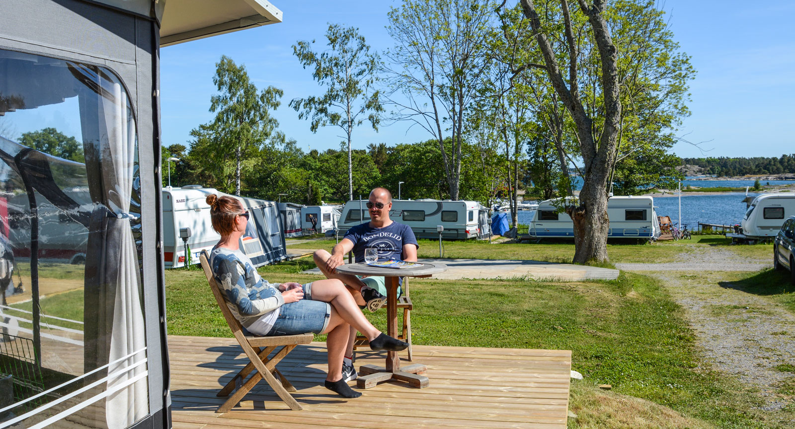 Som en sommarstuga fast med fler möjligheter och färre krav. Så beskriver Marcus och Christine sitt nya fritidshus på hjul.