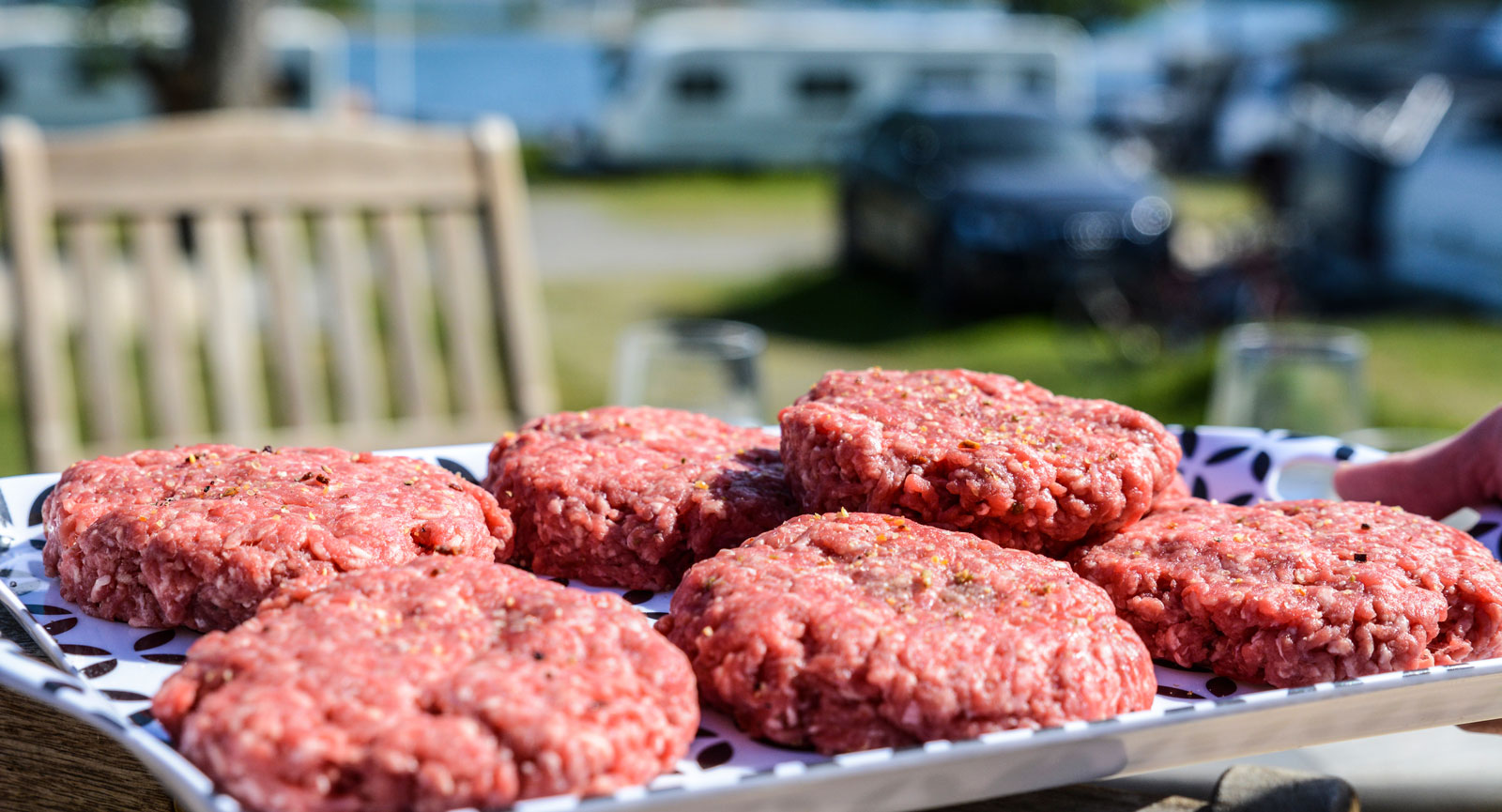 Öska-burgare på grillen.