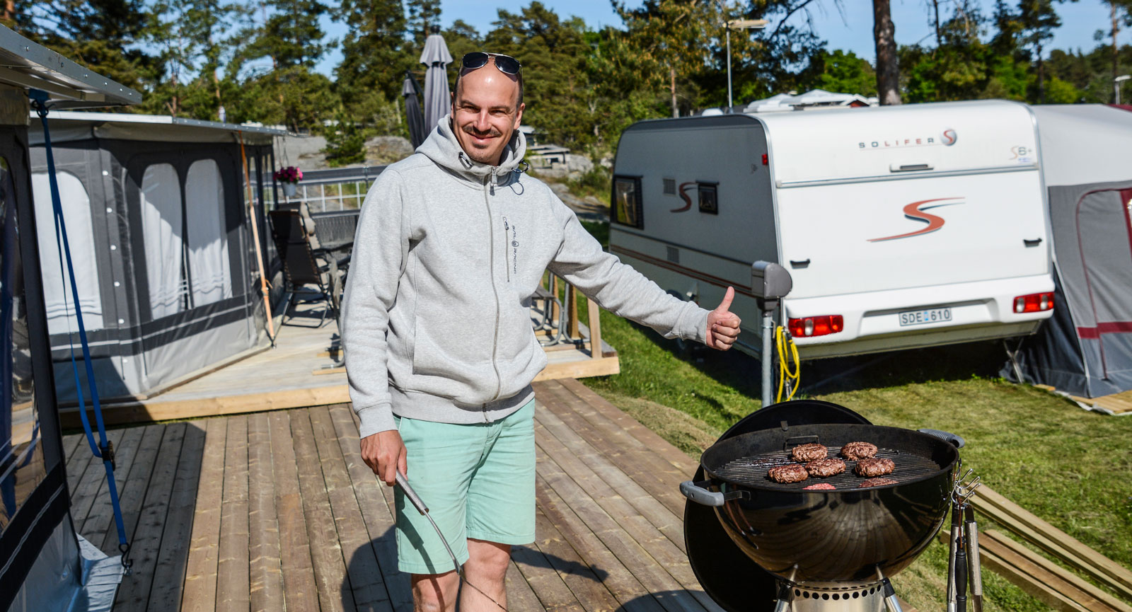 Grillkungen i färd med att tillreda sin alldeles egna specialitet, Öska-burgare.