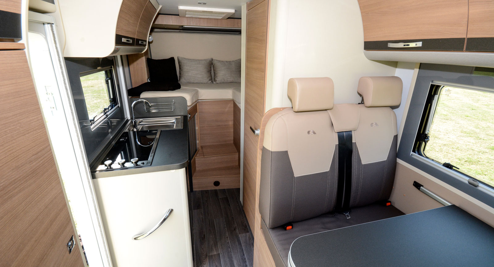 Compact PLUS SLS är liten men smart. Lägg exempelvis märke till de konkava skåpen som tar till vara på annars ”överblivna” ytor upptill.