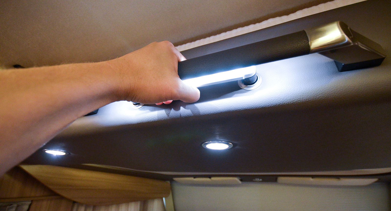 Led-ljusen skapar en stämningsfull atmosfär, men de kan också användas för att leda till vissa detaljer som ledstång eller handtag för taksäng.