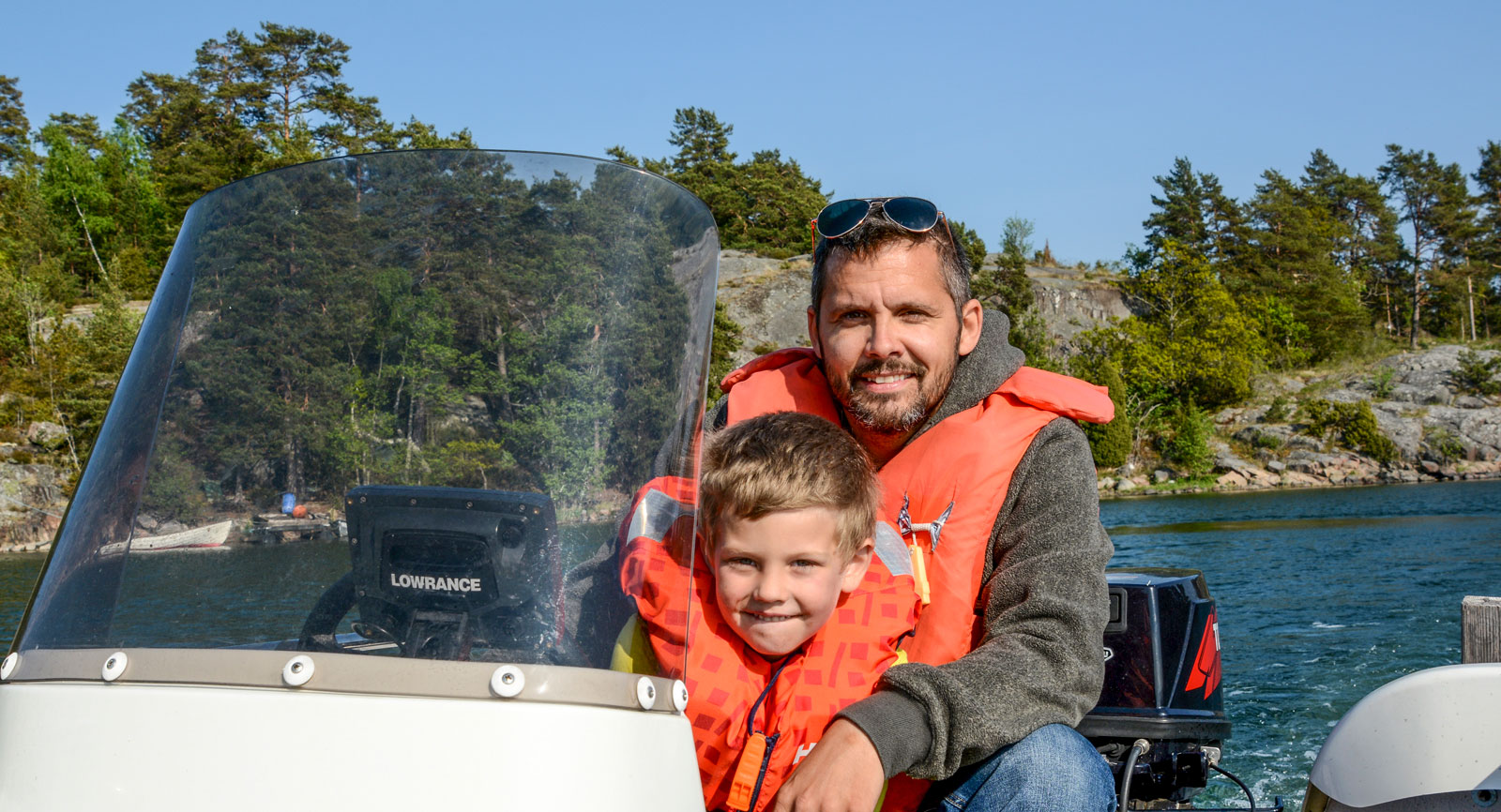 Den som vill utforska skärgården till havs kan hyra båt ett stenkast från campingen.