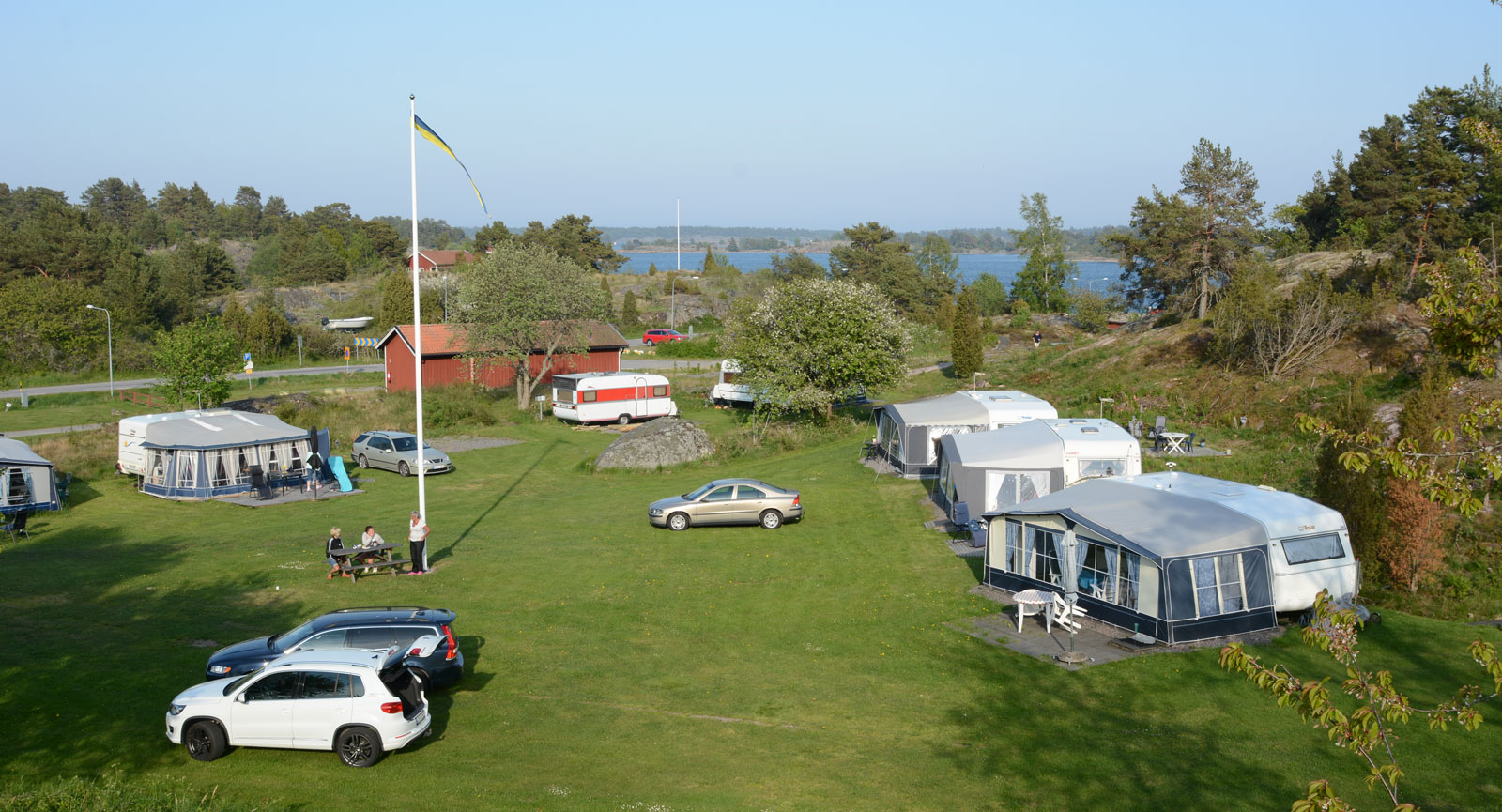 På Tyrislöt Camping bor du med havet inpå fritidsfordonsknuten.