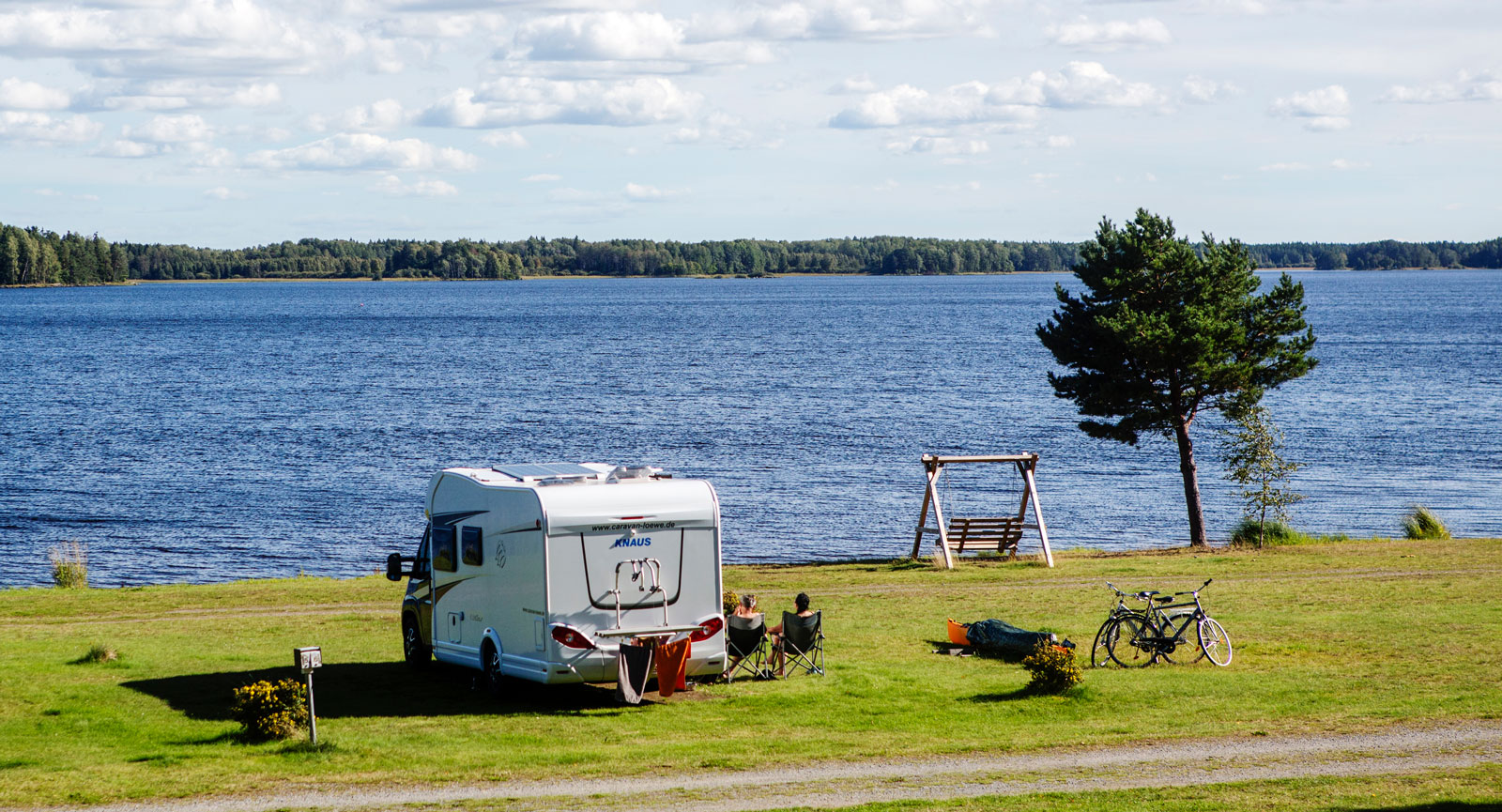Det finns gott om lugna och naturnära campingar i området, som Färnebofjärdens camping strax innan Gysinge.