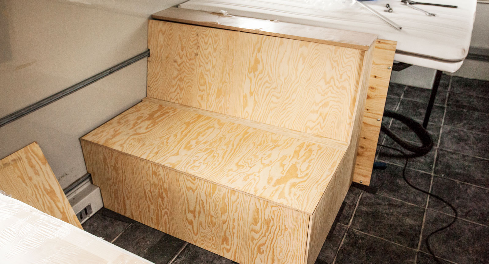 Soffornas stomme är gjorda av plywoodbitar. Här löst ditlagda för att se så det funkar.