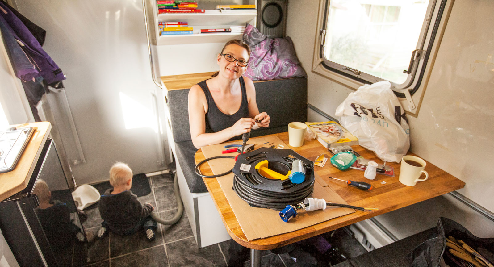 Lite kompletteringsbygge under resans gång. Matilda tar en kopp kaffe och snor ihop en skarvsladd för extern el.