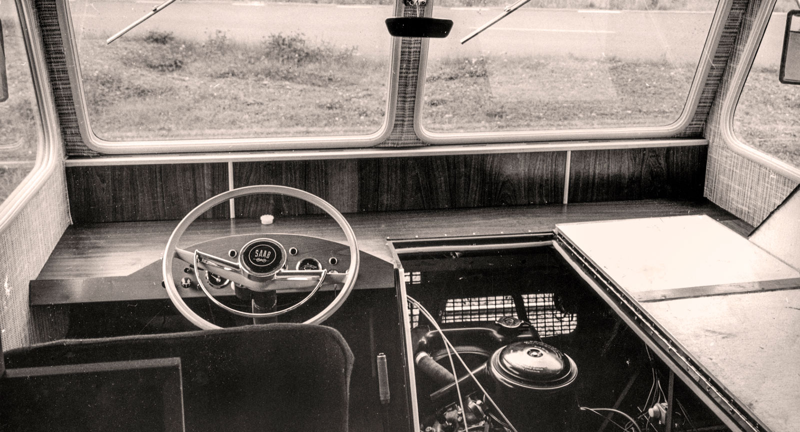 En av få bilder från när husbilarna var nya. Den trecylindriga tvåtaktaren (som sedan blev V4) tittar nyfiket fram under motorluckan.