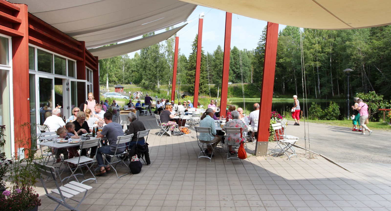 Lunchpaus i vacker miljö går inte av för hackor. När Växbo Krog öppnade för dagen blev borden snabbt upptagna.