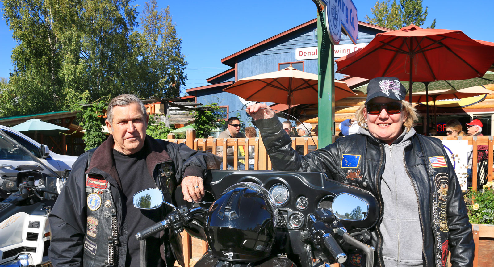 ”Bikers” på tur i Talkeetna. Och det är stora hojar som gäller. Här en lyxig Harley-Davidson Electra Glide.