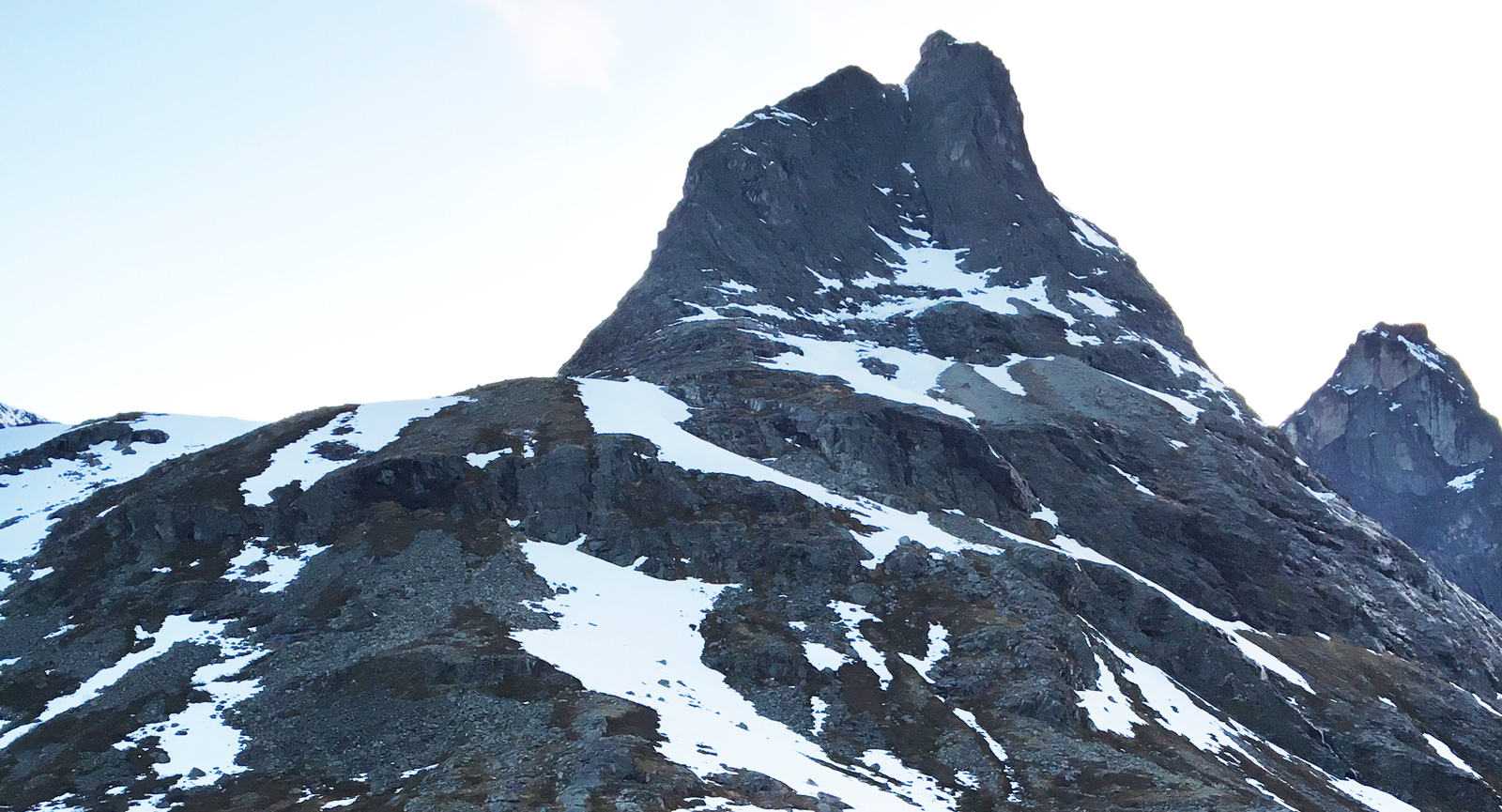 På väg uppför Trollstigen. Vattenfallen är otaliga den här årstiden vilket är ännu en fördel med en vårtur i det vackra landet.