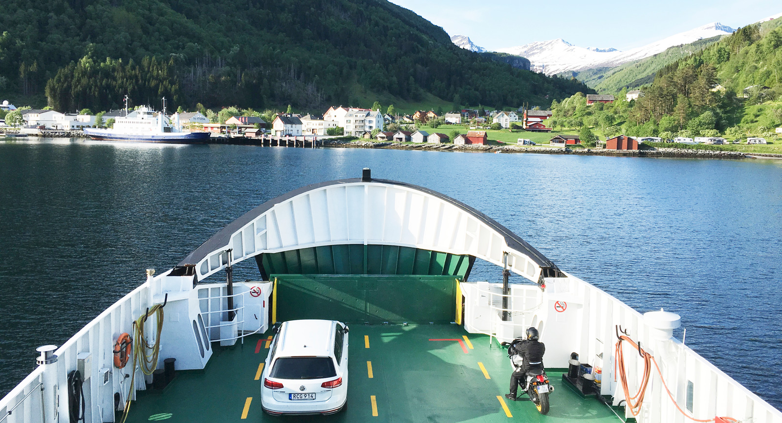 Det tar inte många minuter förrän vi är över den vackra fjorden. (Ålesund är en annan vacker närbelägen plats.)